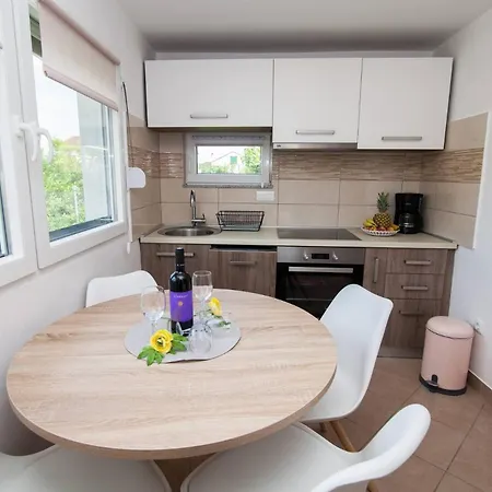 House With A Parking Space - 27714 Semesterbostad *